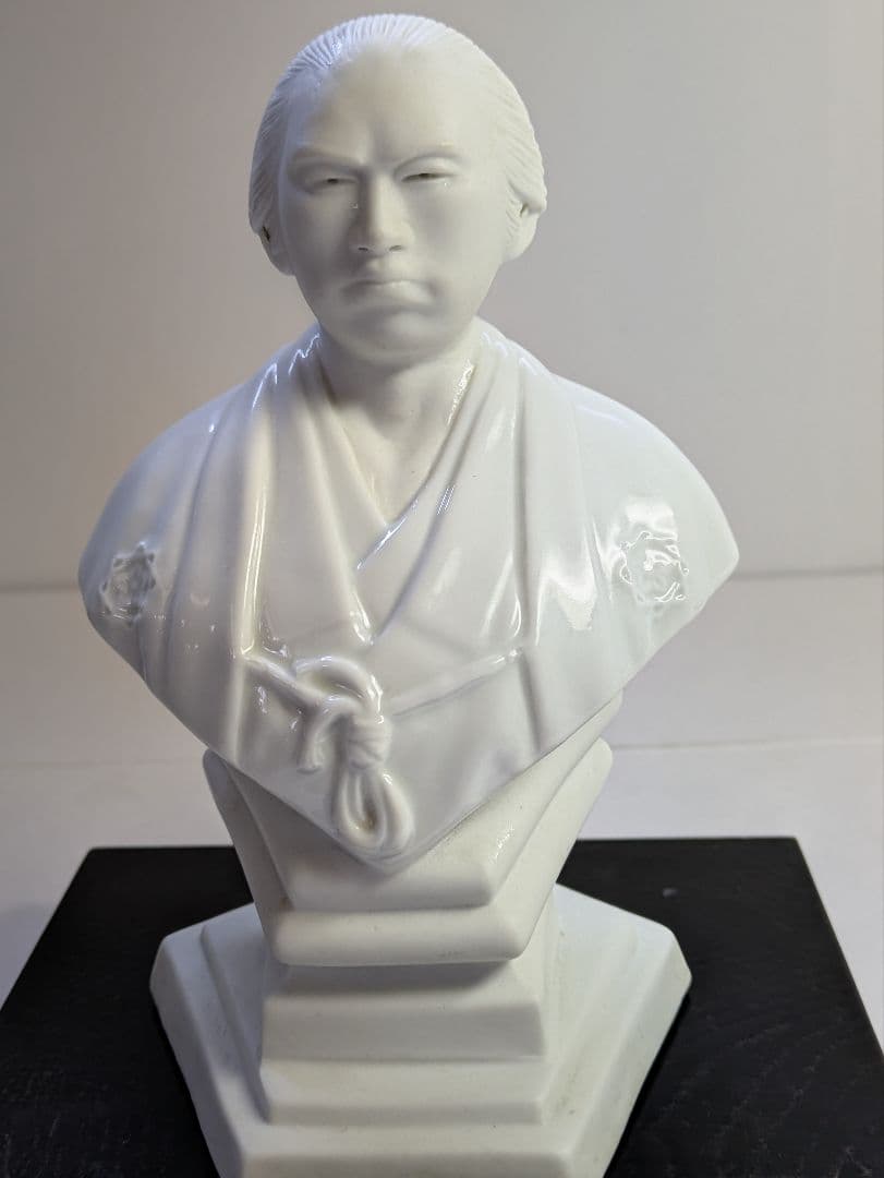 有田焼、十二代酒井田柿右衛門作、『坂本龍馬胸像』、銘有、箱無