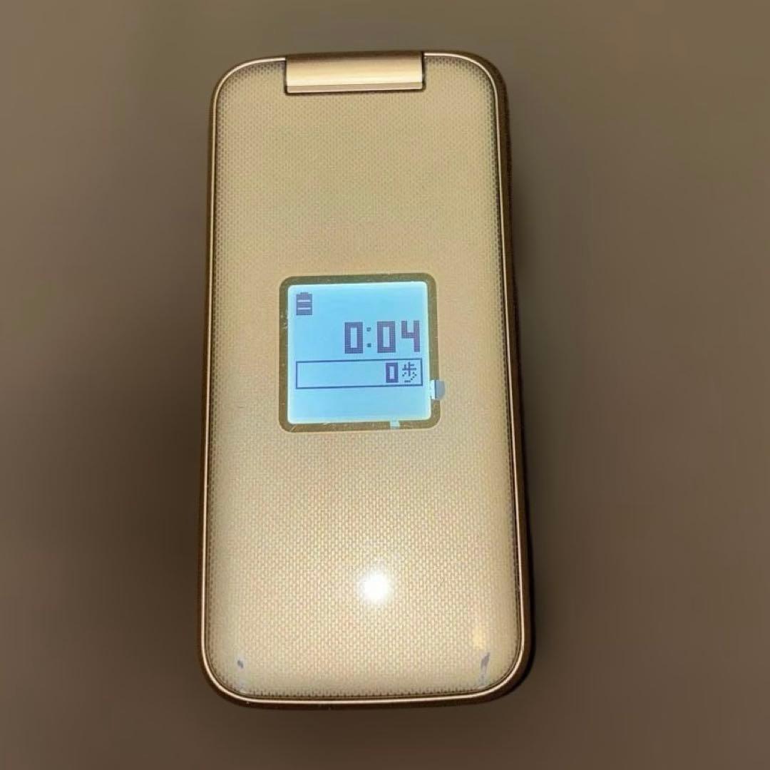 富士通　らくらくホン F-02J ゴールド　卓上フォルダ付き