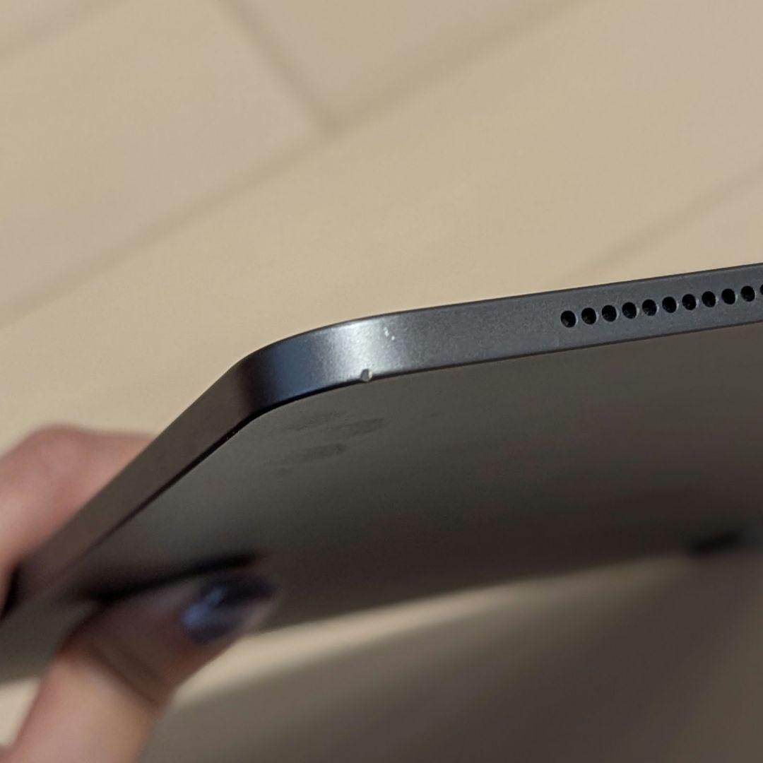 iPad Pro 12.9インチ 第4世代（白カバー、黒ケース付き）