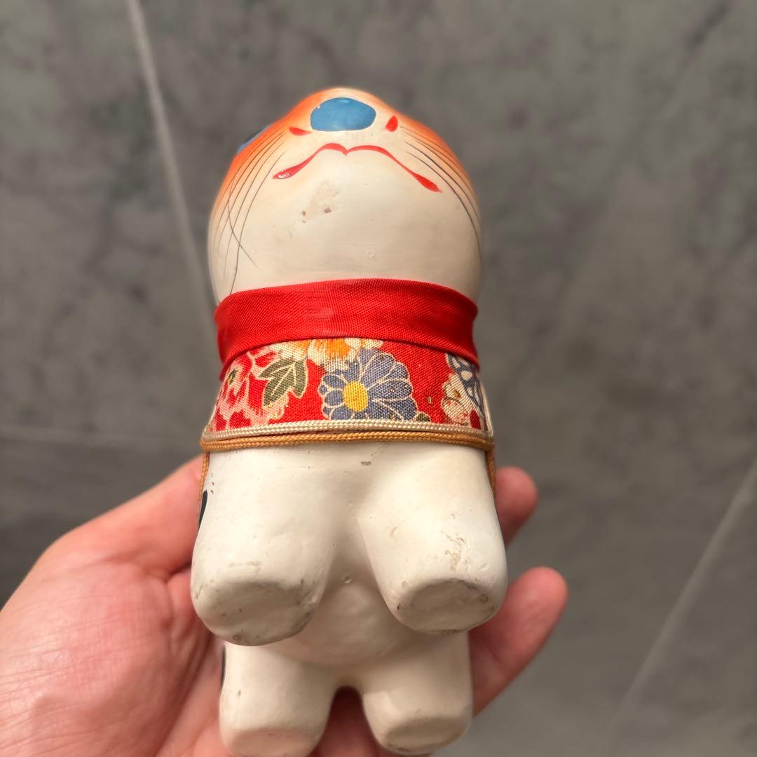 ヴィンテージ伝統工芸品お顔が他とは一線を画し、豪華絢爛な布が素敵な犬の陶器