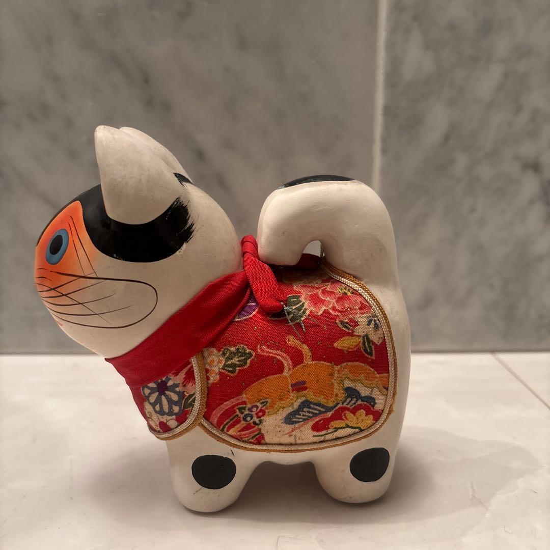 ヴィンテージ伝統工芸品お顔が他とは一線を画し、豪華絢爛な布が素敵な犬の陶器