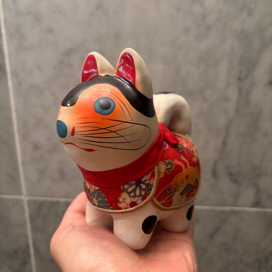 ヴィンテージ伝統工芸品お顔が他とは一線を画し、豪華絢爛な布が素敵な犬の陶器