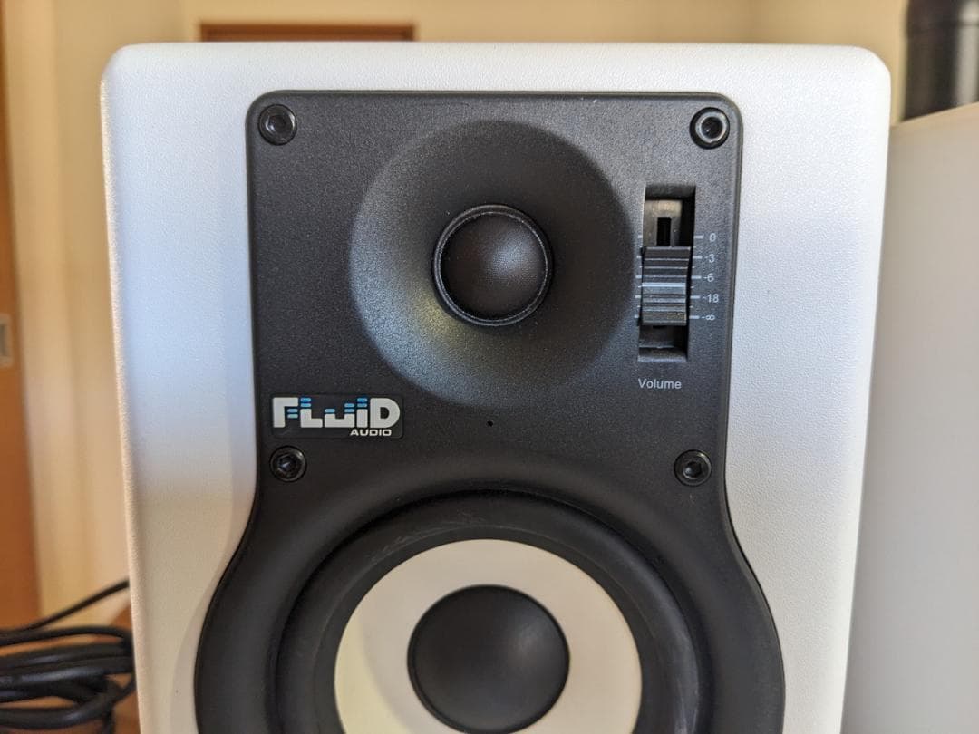 スタジオモニター　Fluid Audio　F4W