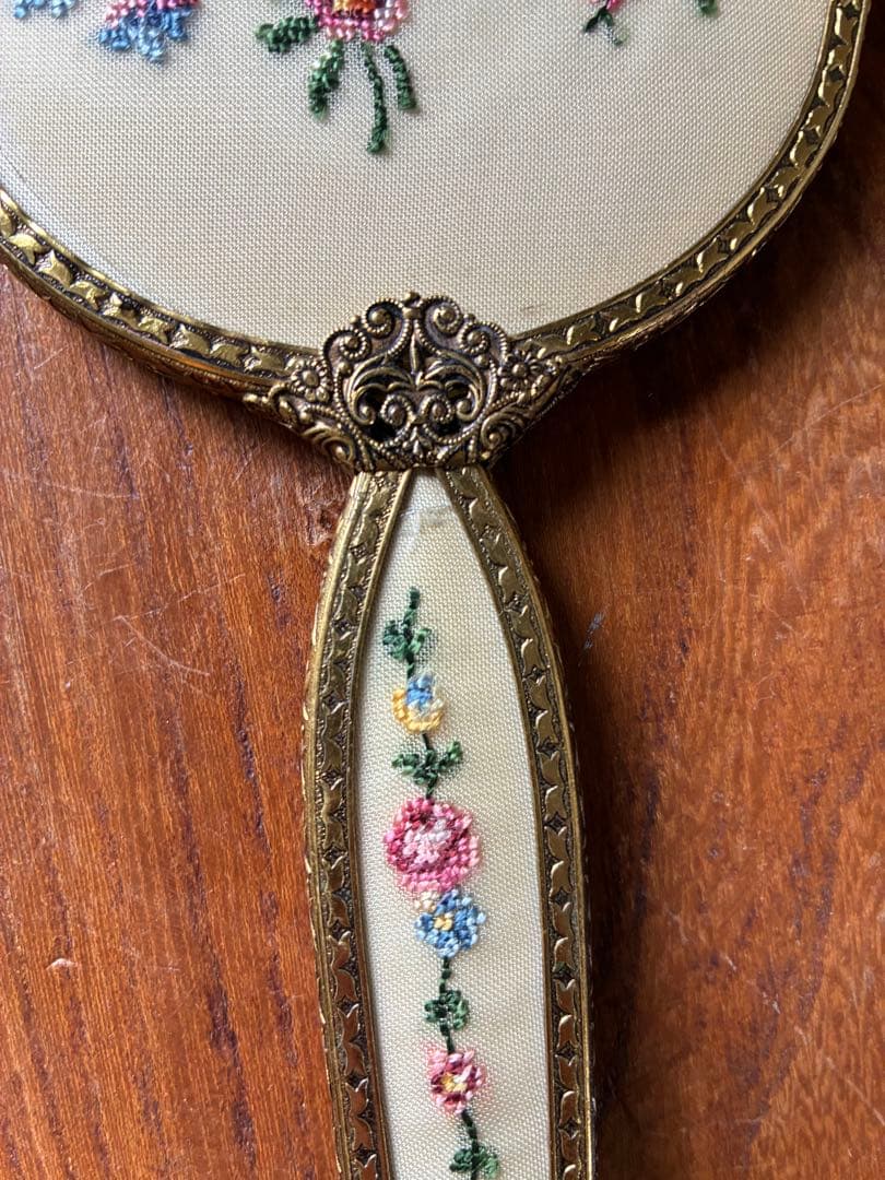 フランス　アンティーク　プチポアン　手鏡　ハンドミラー　真鍮　刺繍　薔薇