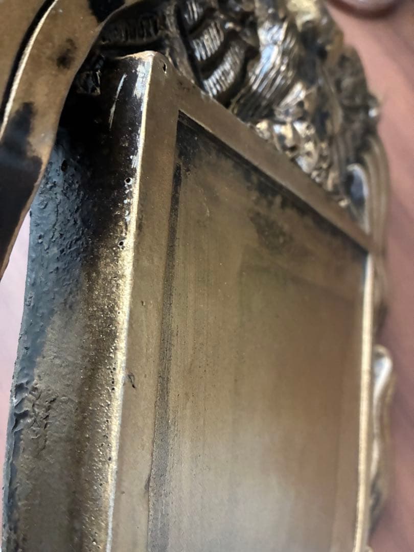 金色の盾形装飾品 天使の彫刻付き
