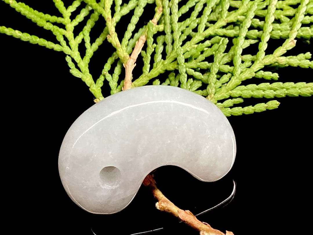 ✳激安卸し値段‼️糸魚川翡翠*白系最上位品質の勾玉　コレクションレベル　鑑別書付‼️