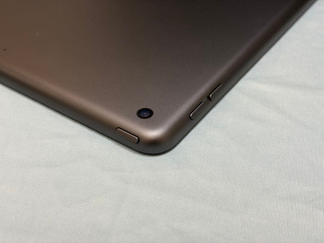 iPad 第8世代 Wi-Fi 128GB シルバー（外箱、純正充電器付）