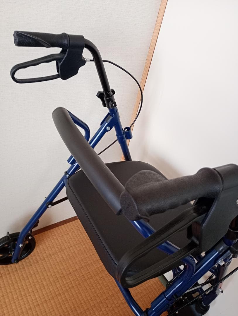 【美品】シルバーカー 歩行器 座れる コンパクト 折りたたみ【収納カゴなし】