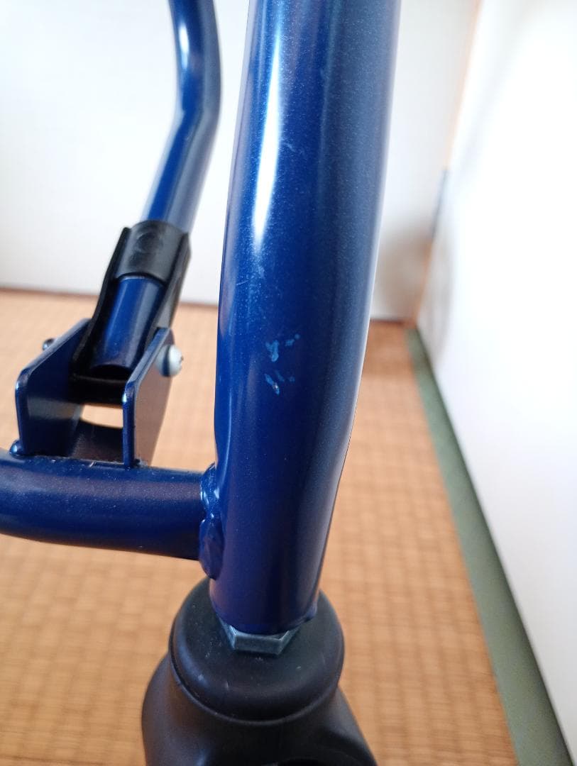 【美品】シルバーカー 歩行器 座れる コンパクト 折りたたみ【収納カゴなし】