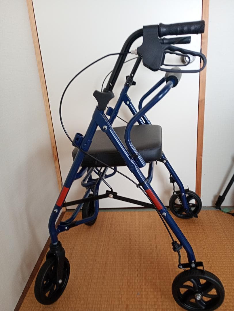 【美品】シルバーカー 歩行器 座れる コンパクト 折りたたみ【収納カゴなし】