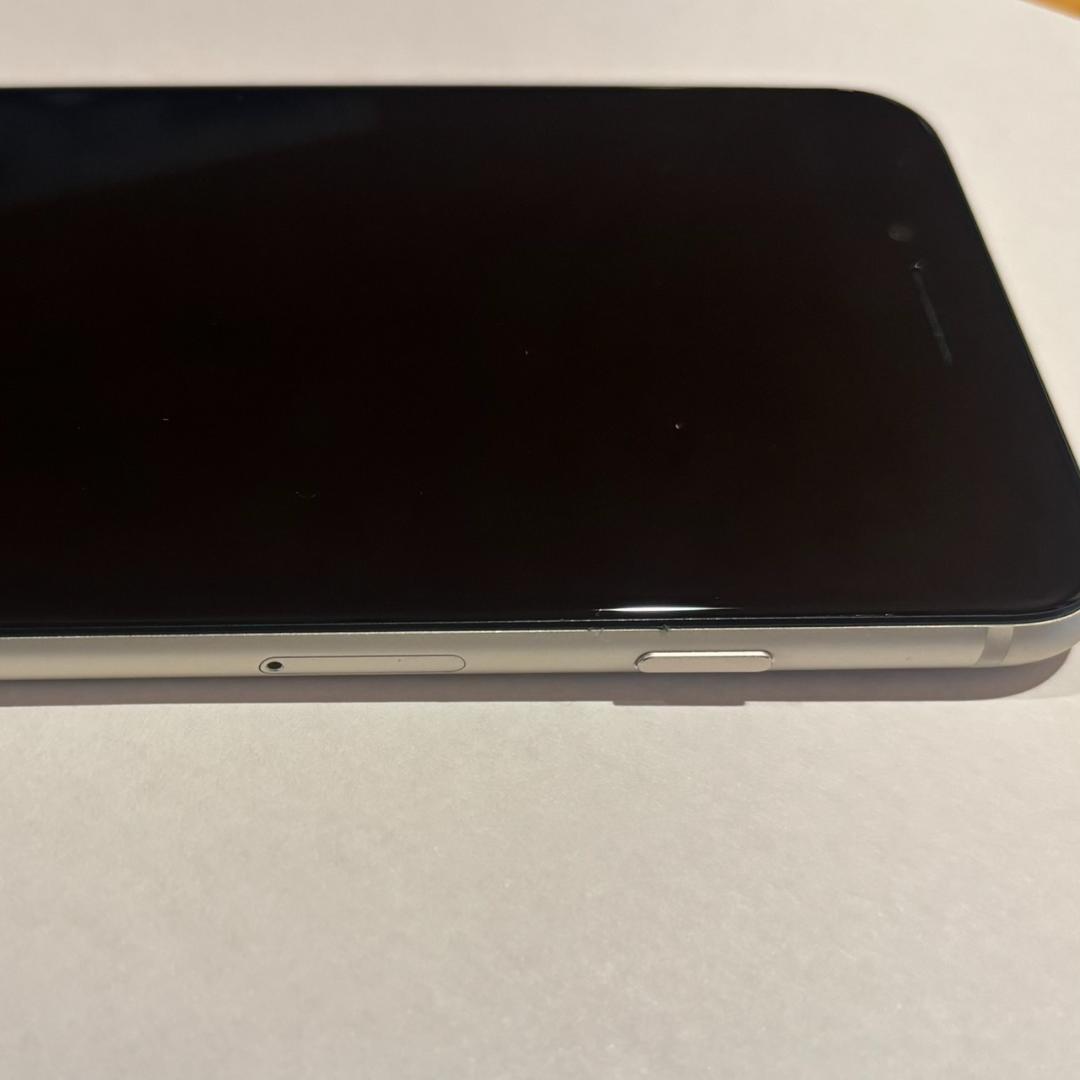 iPhone SE3 64Gb SIMフリー スターライト　白色　602262