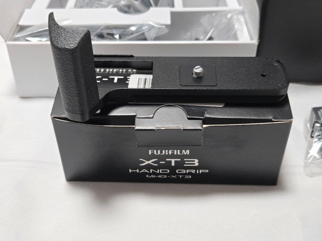 FUJIFILM X-T3 、グリップ、ケース付き、[シャッター回数２回]新同！