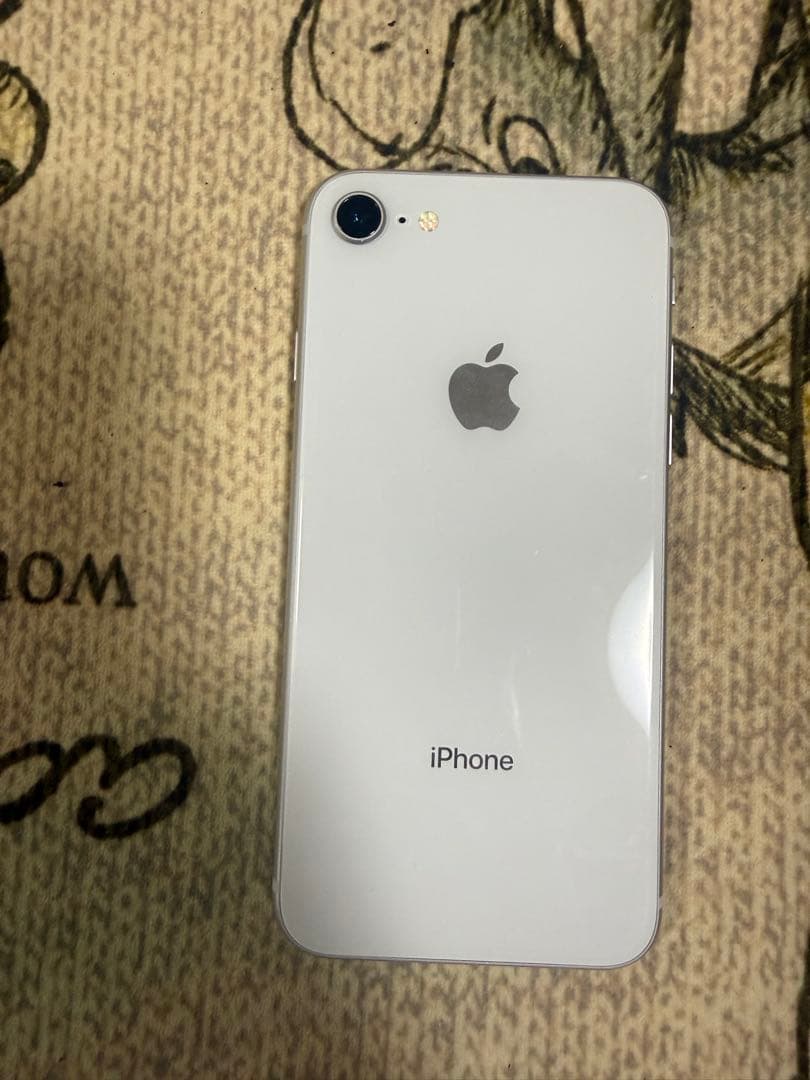 Apple iPhone 8ホワイト 本体と充電ケーブル付き
