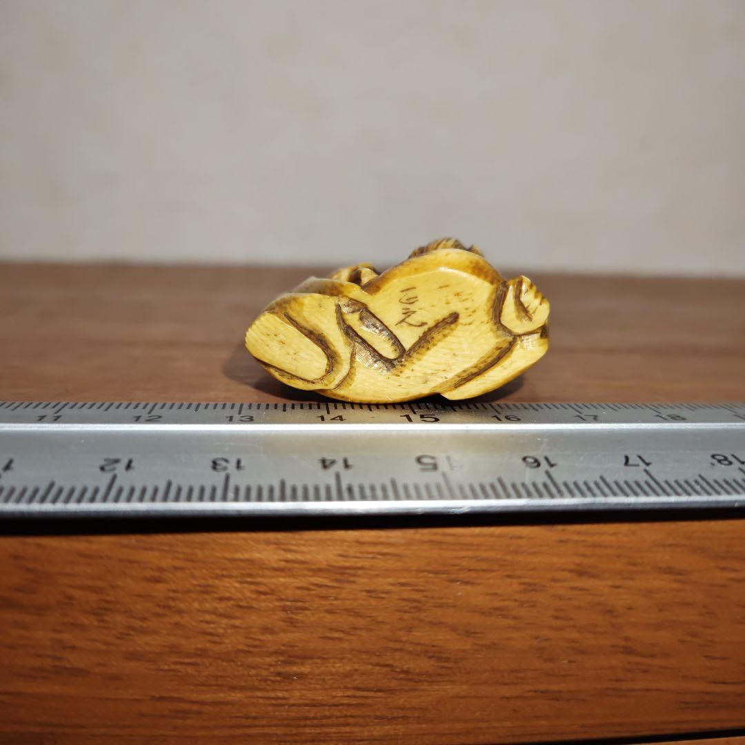 時代提物 人物根付 天然素材 在銘【軍配を持つ人物】高さ約3.6cm重さ24ｇ