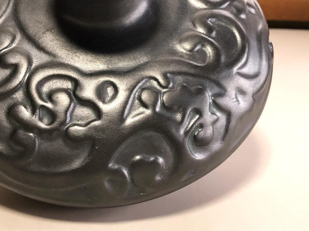 【 仇志海（Qui Zai Hai）作　唐草文黒陶瓶 】　証書付