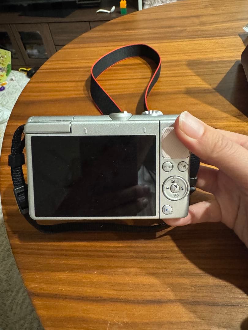 Canon EOS M100 ピンク　ミラーレス一眼