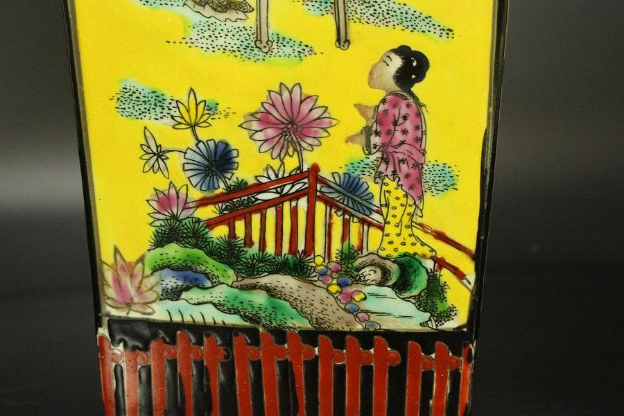 中国美術 色絵人物紋 四方瓶(P127)