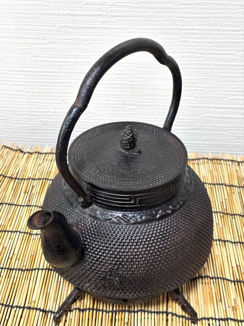 供箱、栞付　南部岩鋳造　２２型コシキアラレ　南部鉄瓶　南部鉄器　鉄瓶