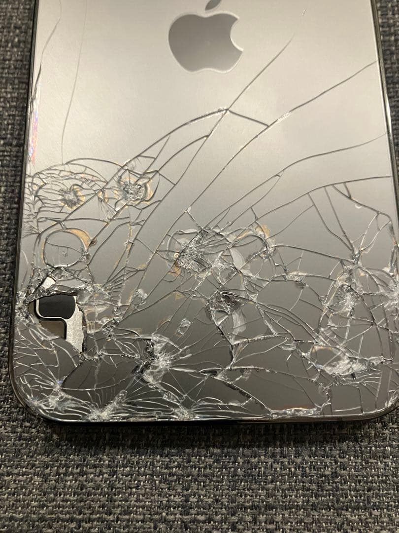 Apple iPhone 12 グレー 背面ひび割れ