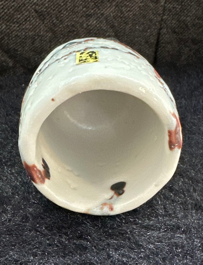 白色陶器 茶碗 独特なデザイン
