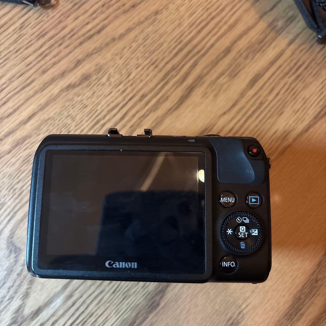 Canon EOS M デジタルカメラ 22mmと18-55mmレンズ2本付き