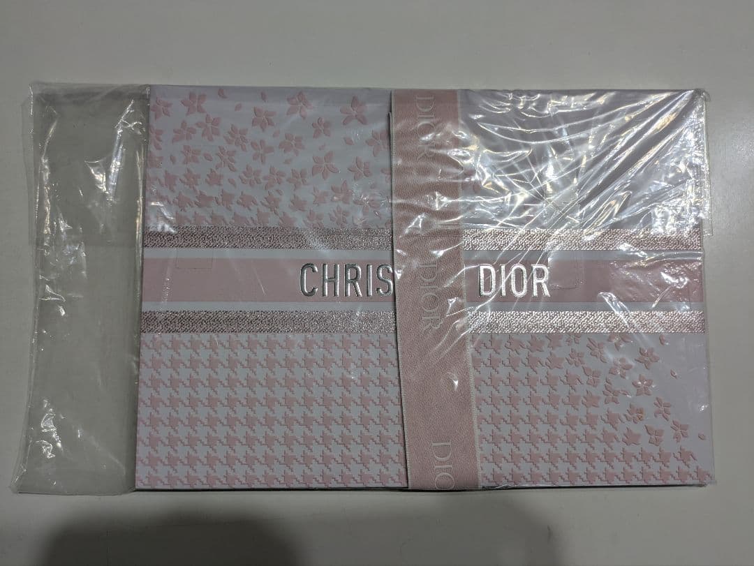 Dior　プレステージホワイト ル プロテクターUVルミエールシアーグロー