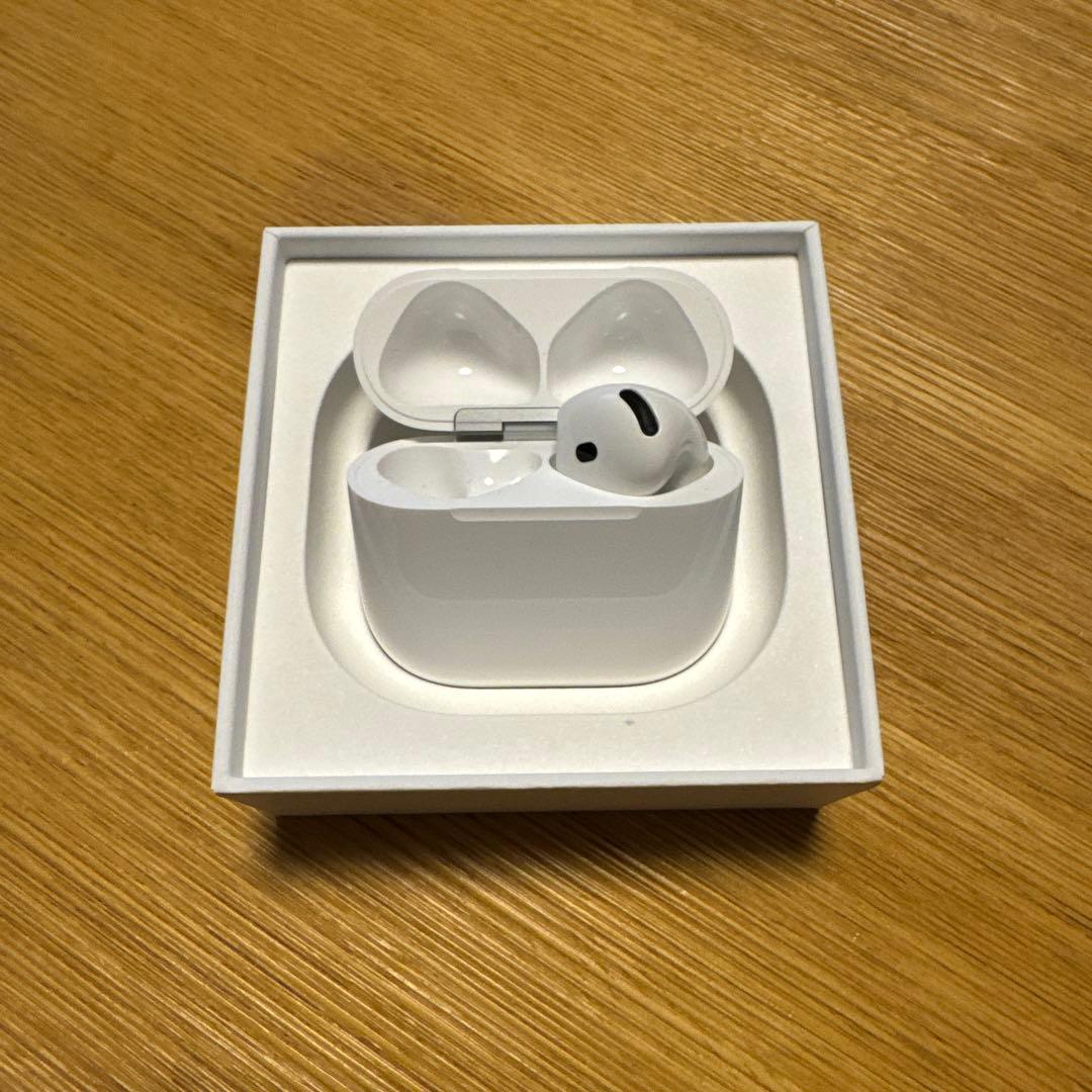 AirPods4本体と右耳