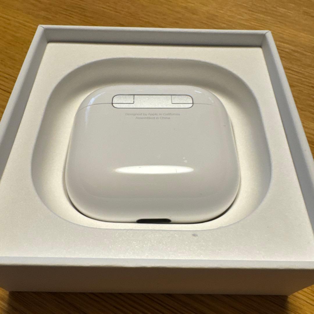 AirPods4本体と右耳