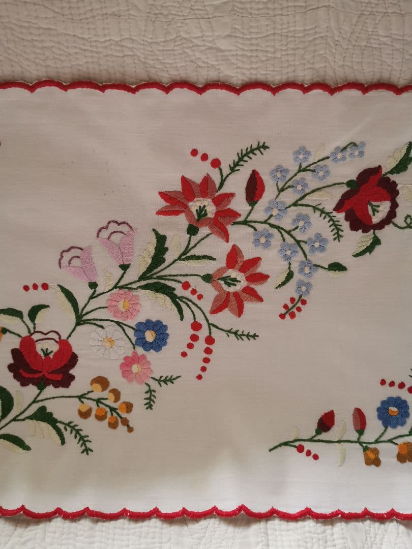 アンティークハンガリー カロチャ刺繍 色糸花刺繍 スカラップリム クロスランナー