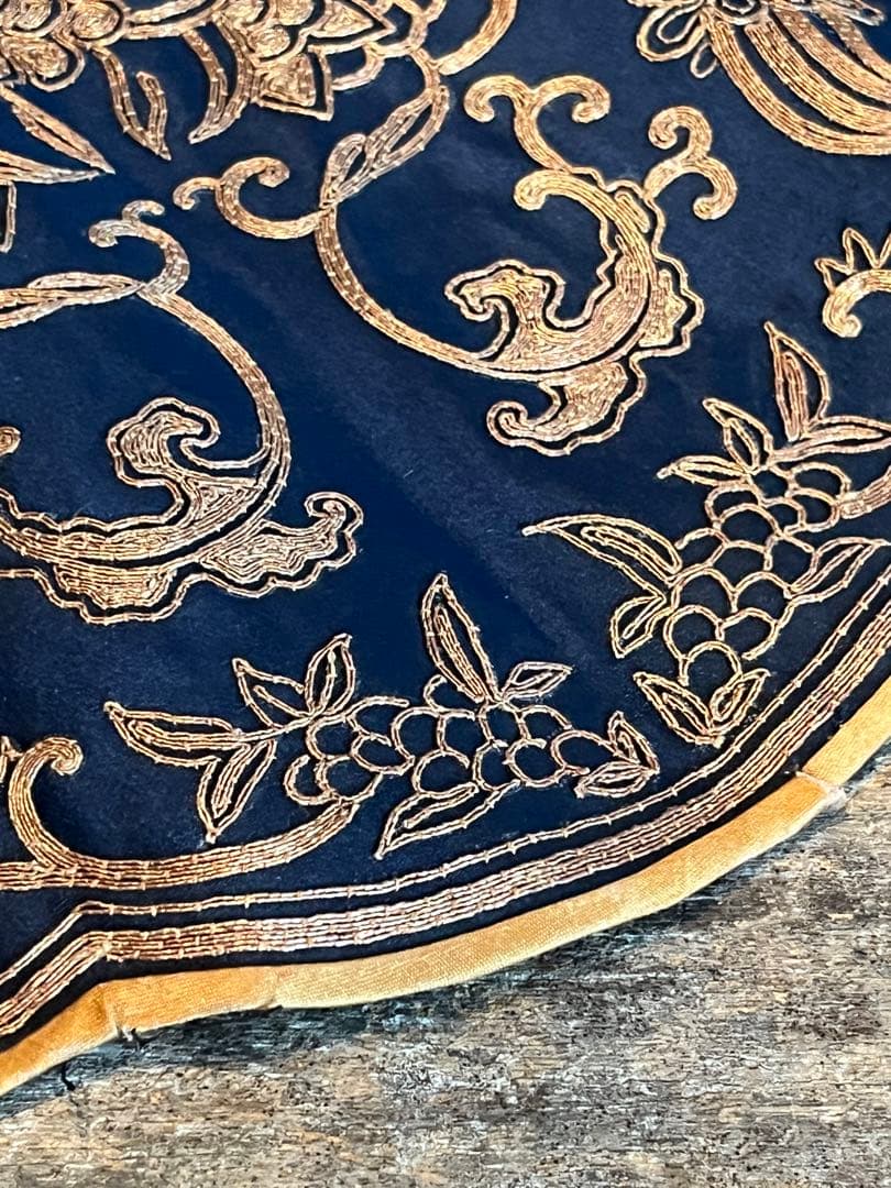 中国　金糸刺繍　花菱型　絹敷物