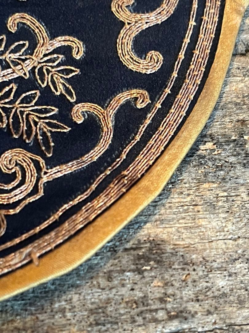 中国　金糸刺繍　花菱型　絹敷物