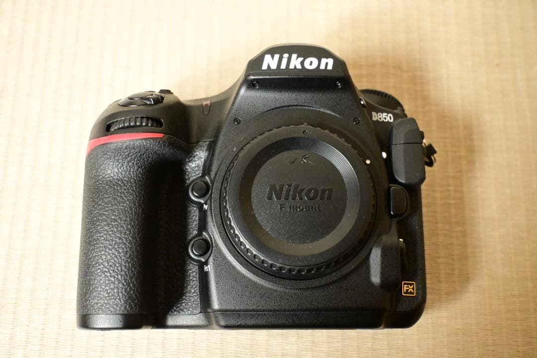 ニコン　D850　ボディ　美品　ショット数14,965回　箱付き