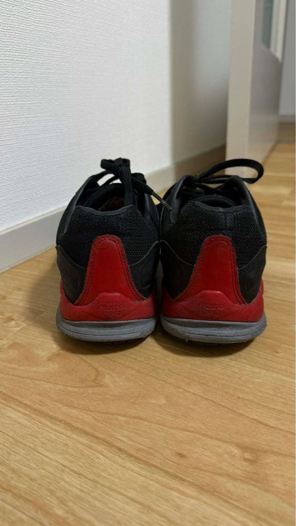 Mizuno スポーツシューズ 黒/赤