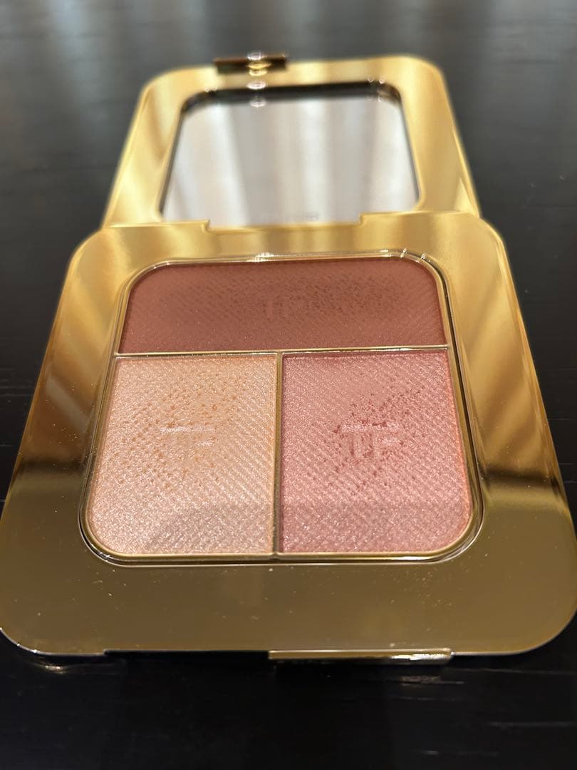 TOM FORD ソレイユコントゥーリングコンパクト（フェースパウダー）