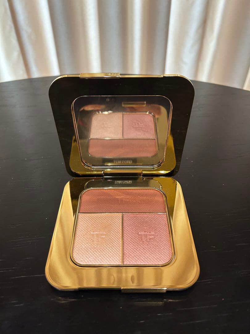 TOM FORD ソレイユコントゥーリングコンパクト（フェースパウダー）
