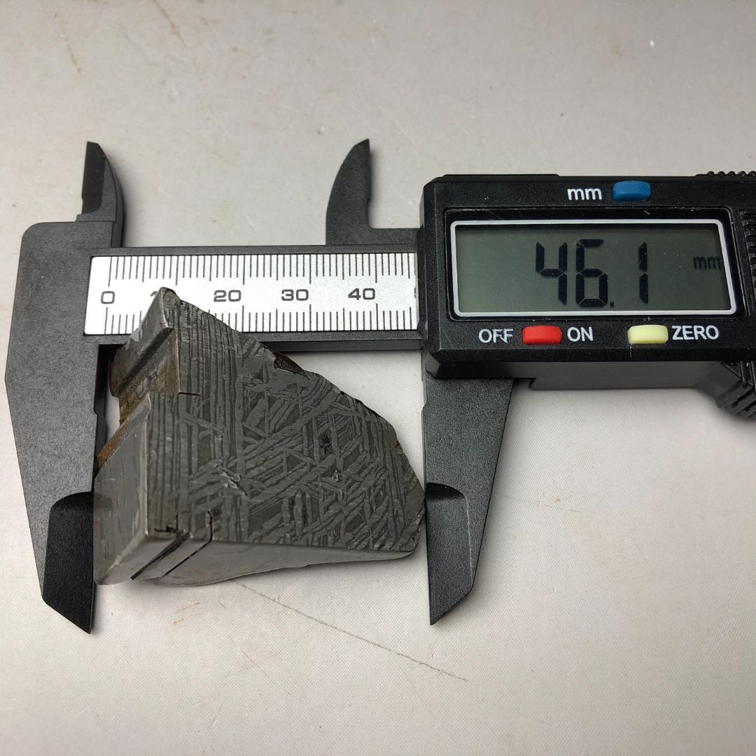 隕石 鉄隕石　アルタイ隕石　外皮付き　ナチュラル 重さ約98ｇ　ケース付き