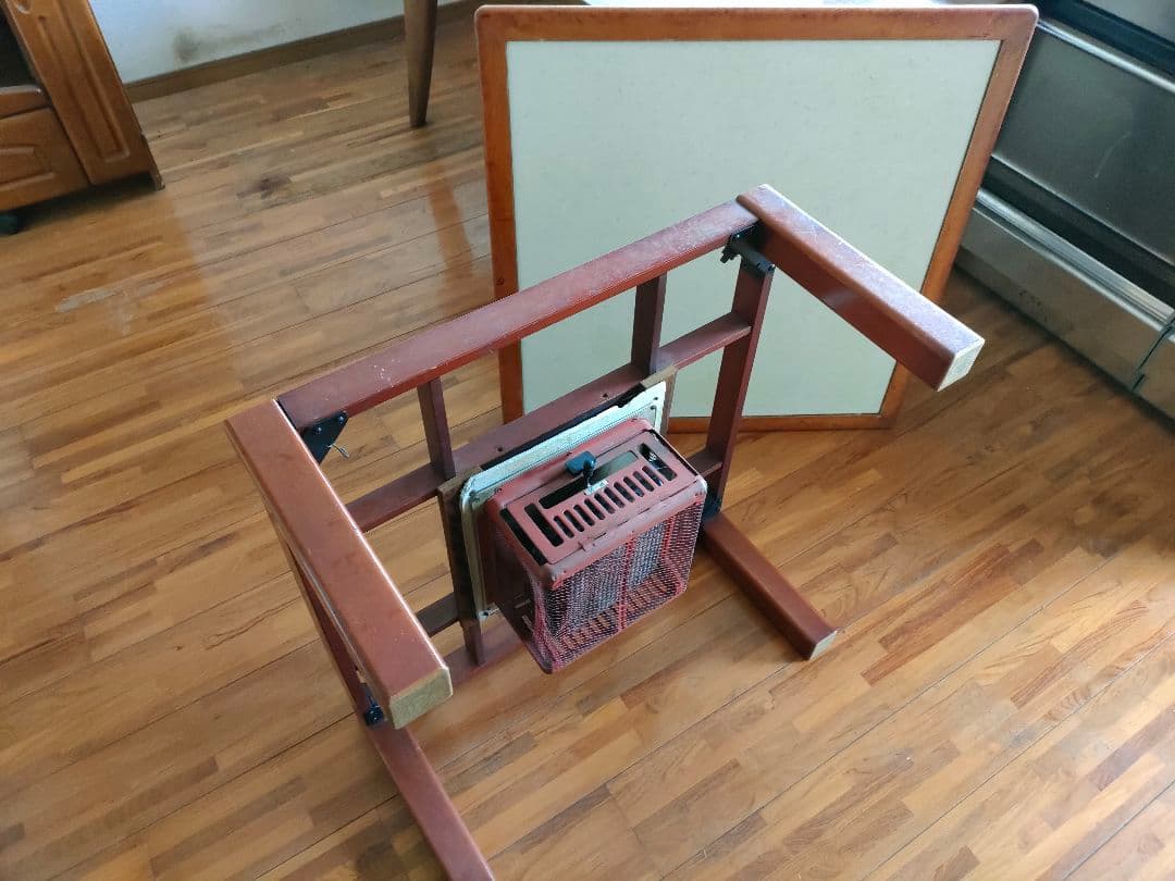 レトロな豆炭こたつ(燃焼器付き)　縦80cm 横80cm 高さ37cm