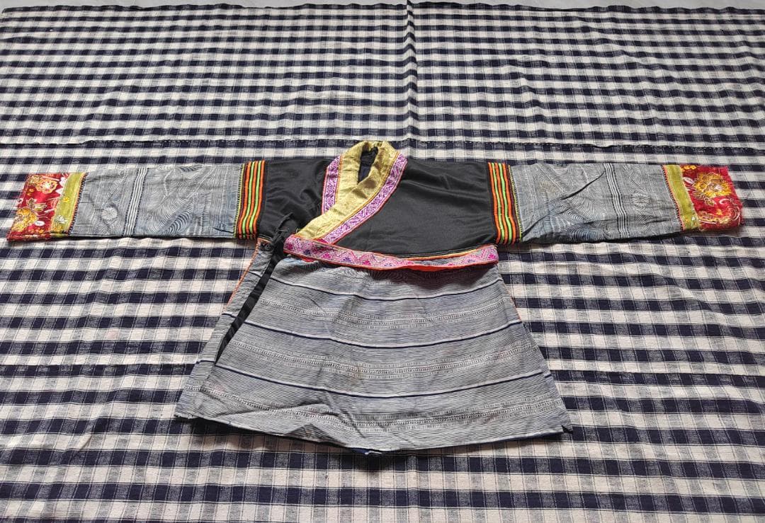 Batik Garment 靛藍のろうけつ染め苗族上衣｜民族衣装