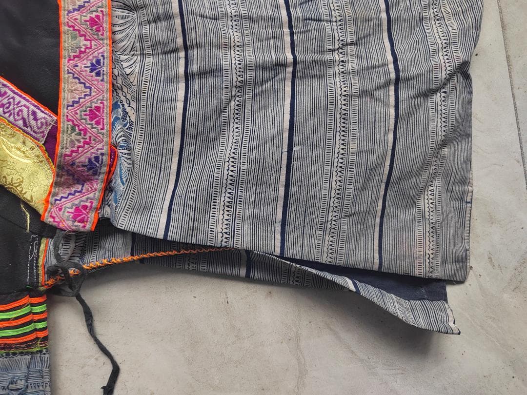 Batik Garment 靛藍のろうけつ染め苗族上衣｜民族衣装