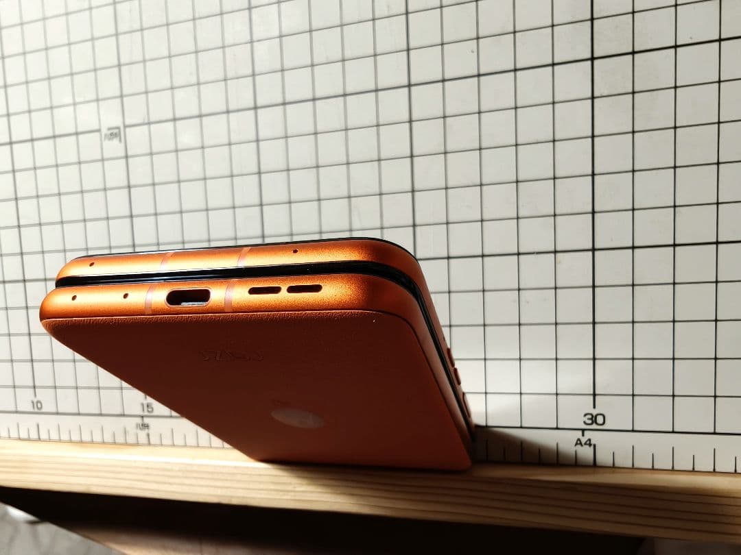 【値引】Motorola razr 50 オレンジ　液晶漏　外側美品　目黒蓮CM