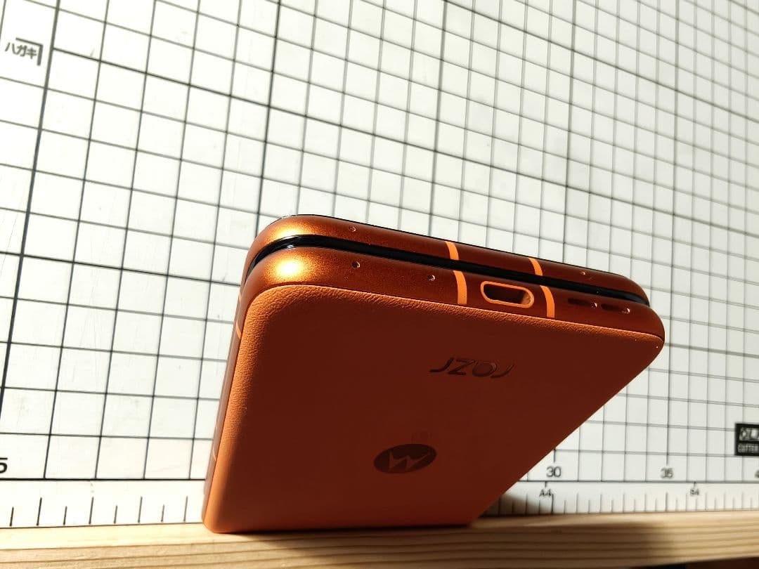 【値引】Motorola razr 50 オレンジ　液晶漏　外側美品　目黒蓮CM