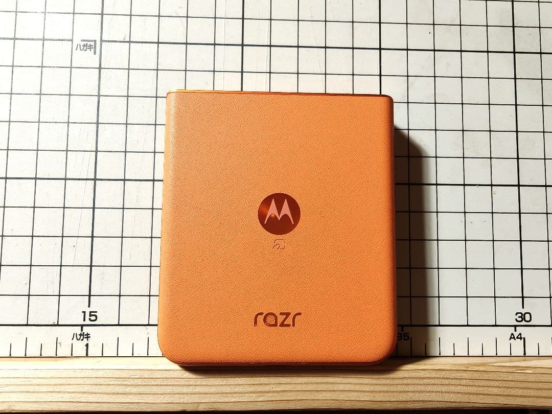 【値引】Motorola razr 50 オレンジ　液晶漏　外側美品　目黒蓮CM