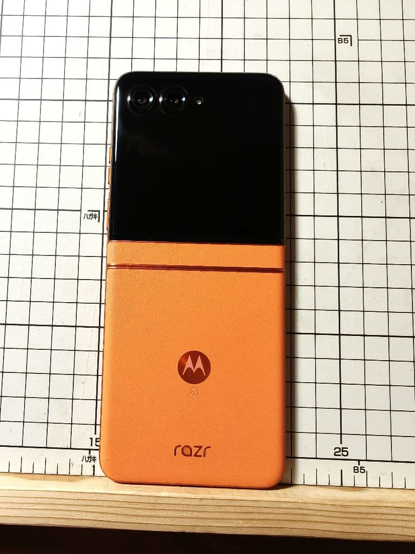 【値引】Motorola razr 50 オレンジ　液晶漏　外側美品　目黒蓮CM