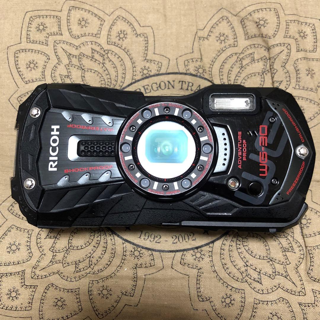 完品 RICOH WG-30 防水 防塵 耐衝撃 デジカメ コンデジ 美品