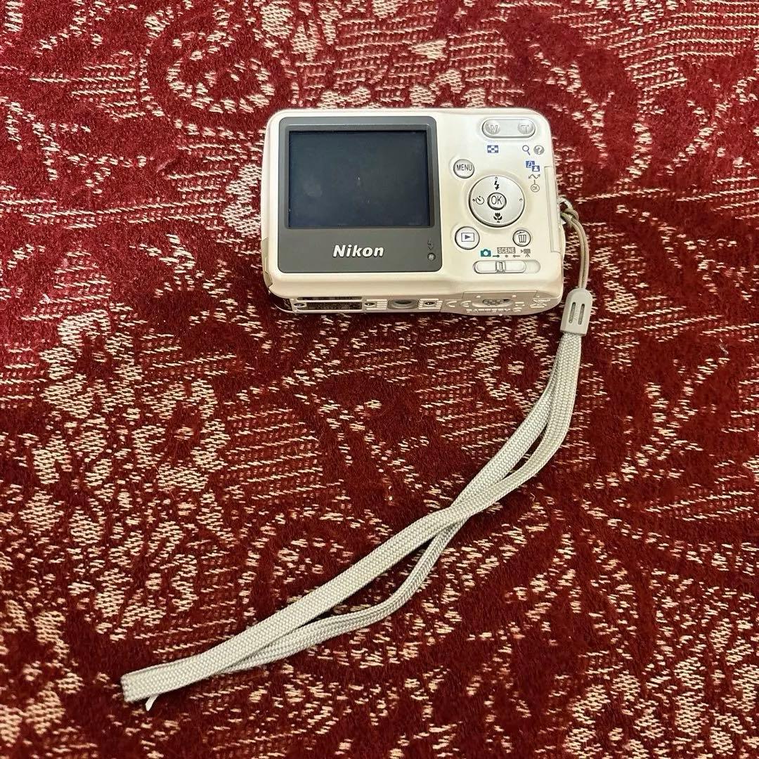 ⭐️完動品⭐️ ニコンNikon COOLPIX L2 ホワイト コンデジ レトロ