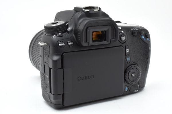 【ほぼ新品】キャノン Canon EOS 70D レンズキット《S数325回》