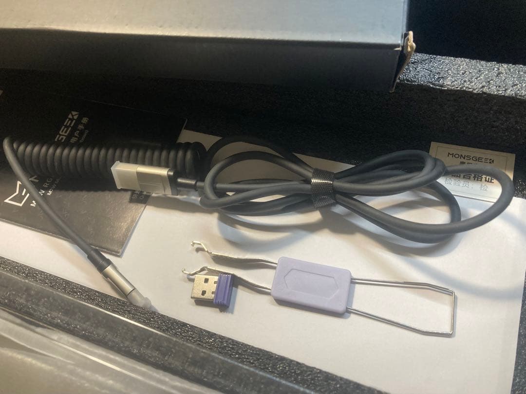 MonsGeek M7W カバーケース付き シックな上質な雰囲気のキーボード