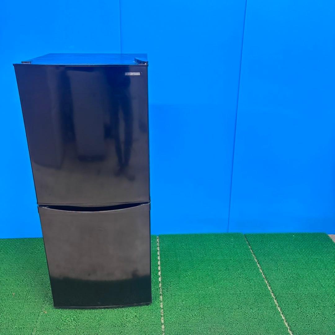 772 ブラックカラー冷蔵庫　単身者向け　小型　一人暮らし　右開き　142L