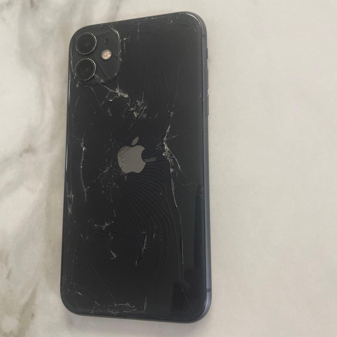 Apple iPhone 11 ブラック 背面ひび割れあり