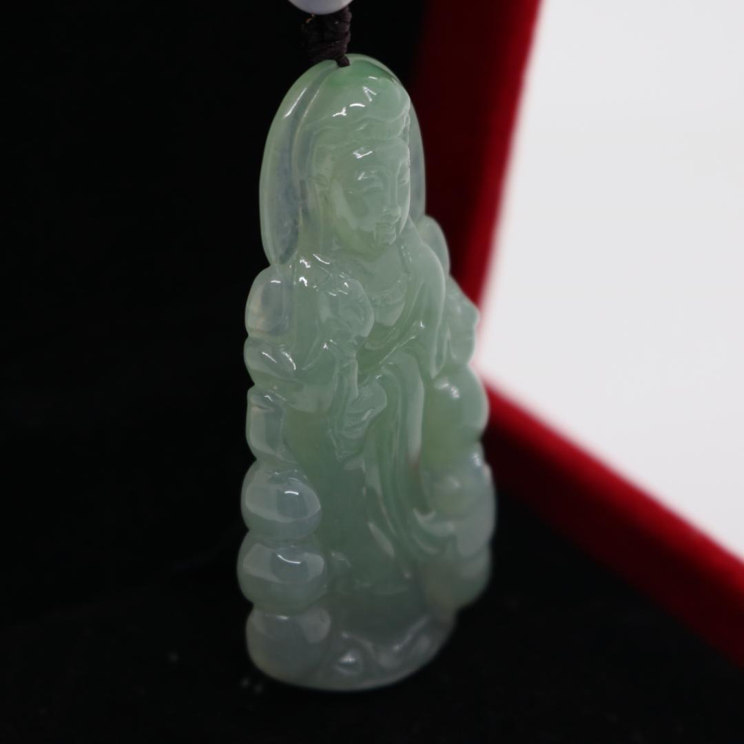 観音菩薩　ミャンマー天然翡翠　ジェイダイト　ペンダントヘッド　A貨　お守り 立像